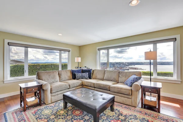 Cozy family room with amazing view from the windows — Stock Photo, Image