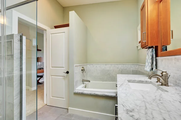 Intérieur de salle de bain de luxe avec carrelage marbre — Photo