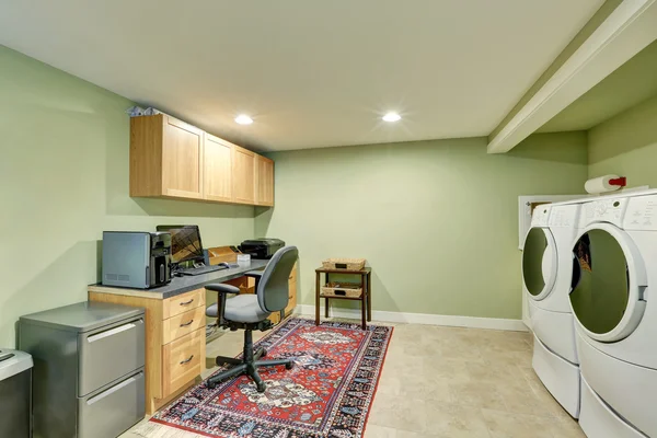 Cave com área de escritório em casa e utensílios de lavandaria — Fotografia de Stock
