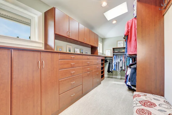 Large walk-in closet with cabinets and carpet floor — Stock Photo, Image