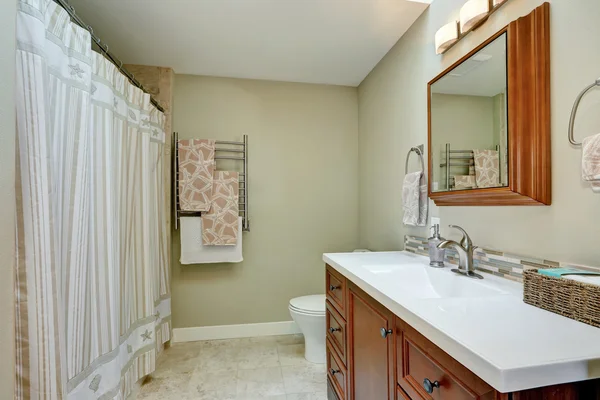 Современный интерьер ванной комнаты в роскошном доме — стоковое фото