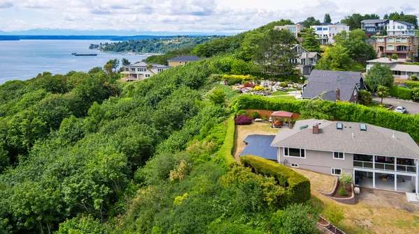 Panorama pemandangan daerah perumahan dan pelabuhan di Tacoma kota — Stok Foto