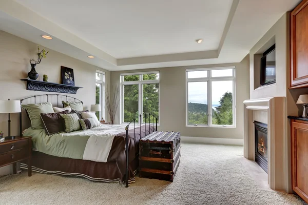 Interior kamar tidur utama dengan banyak bantal di tempat tidur besi — Stok Foto