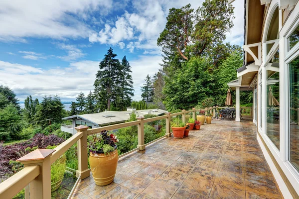 Vista deslumbrante do terraço da casa de luxo — Fotografia de Stock