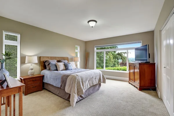 Элегантный интерьер спальни с мягкой синей кроватью — стоковое фото