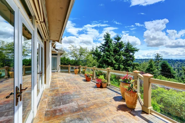 Prachtig uitzicht vanaf luxe huis terras — Stockfoto