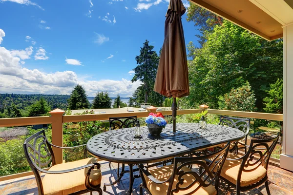 Prachtig uitzicht vanaf luxe huis terras — Stockfoto