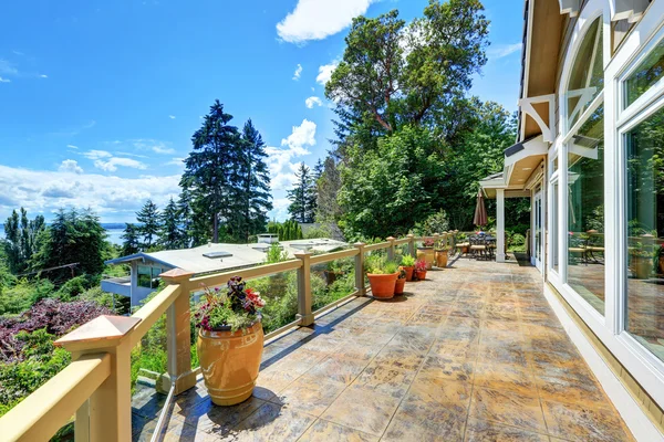 Vue magnifique depuis la terrasse de la maison de luxe — Photo