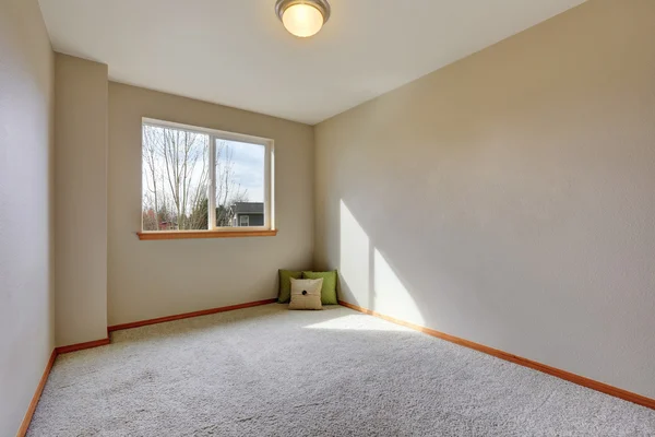 Interno stanza vuota con pavimento in moquette — Foto Stock