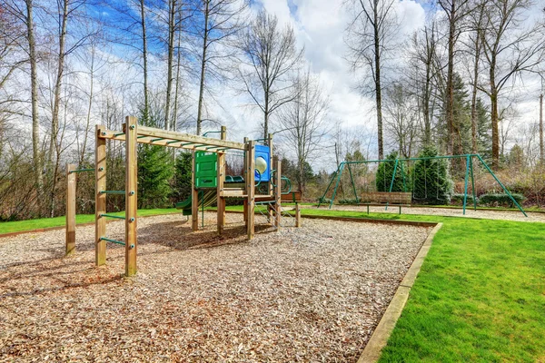 Parque infantil en un patio trasero de zona residencial . — Foto de Stock