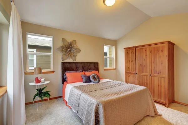 Al piano superiore camera da letto con soffitto a volta e pareti beige — Foto Stock