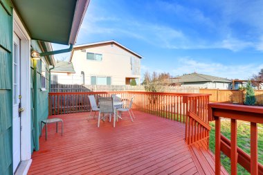 Kırmızı ahşap grev güverte tablo set ile