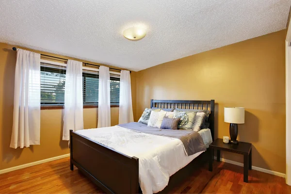 Interno di piccola camera da letto con pavimento in legno — Foto Stock