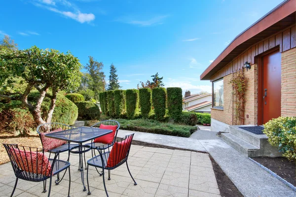 Extérieur d'une maison d'un étage en brique rouge avec table de patio — Photo