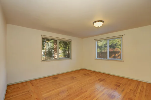 Habitación vacía con suelo de madera y dos ventanas — Foto de Stock