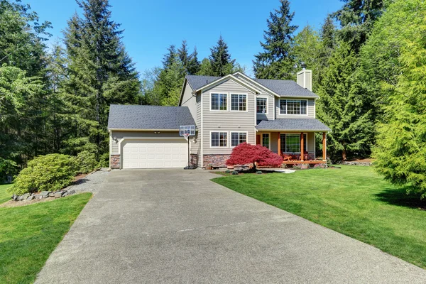 Beautiful curb appeal  of suburban two story house — Stock Photo, Image