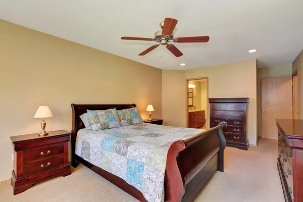 Master bedroom interior with solid wood furniture — Stock Photo, Image