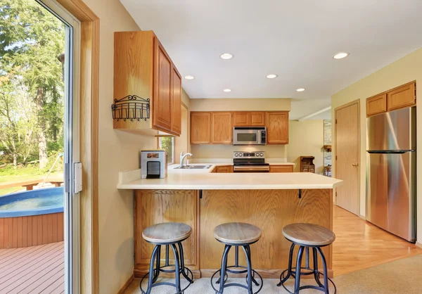 Intérieur de la cuisine en bois avec des appareils modernes en acier . — Photo