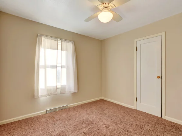 Prázdná místnost s měkký hnědý koberec — Stock fotografie