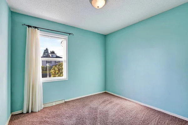 Intérieur de la chambre vide avec des murs de couleur menthe — Photo