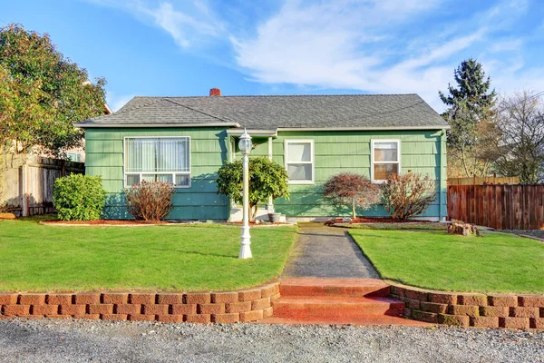 Green Suburban Bungalow estilo casa — Fotografia de Stock