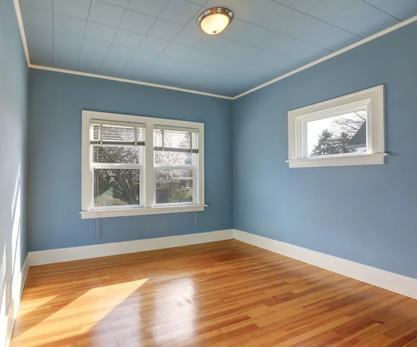 Intérieur bleu chambre vide avec plancher de bois franc poli . — Photo