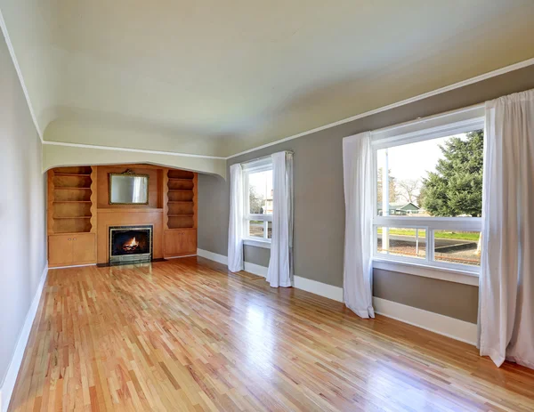 Unfurnished living room interior in old craftsman house — Stock Photo, Image