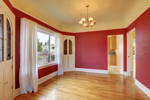 Interior del comedor rojo vacío con armarios empotrados — Foto de Stock