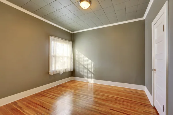 Paredes cinzentas marrons em sala vazia com piso em madeira — Fotografia de Stock