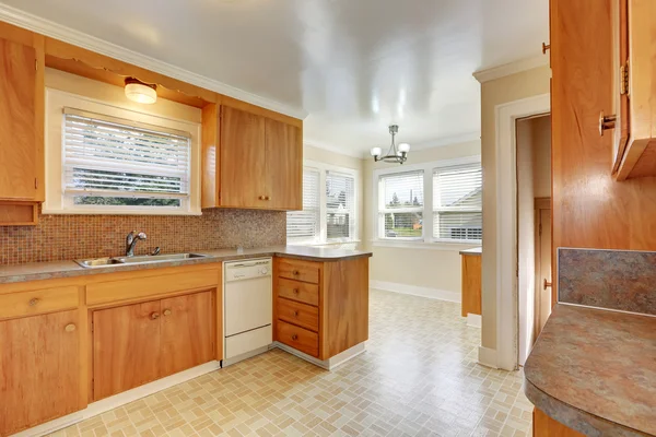 Lichte keuken kamer met od stijl kasten — Stockfoto