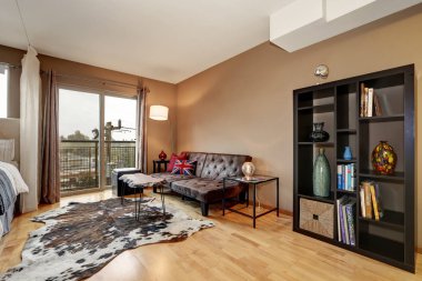 Brown rahat oturma alanı ile yatak odası iç duvarlar