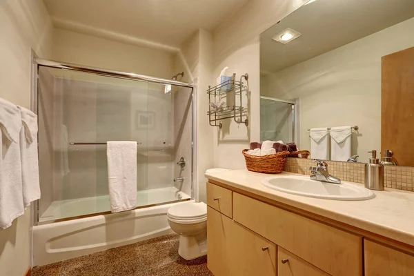 Традиционный интерьер ванной комнаты в американском доме — стоковое фото