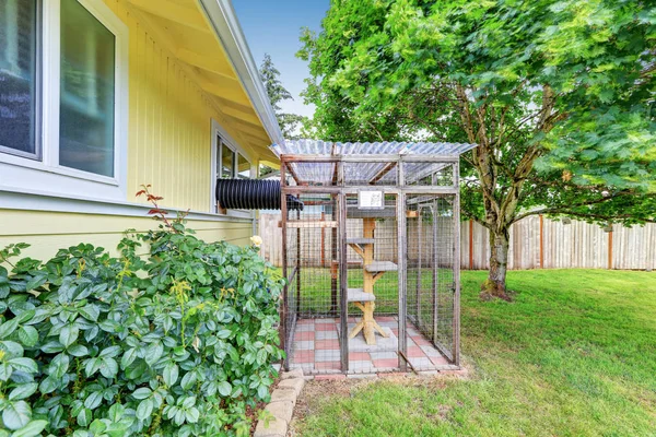 Vista sul cortile con gabbia del gatto con segno di attenzione — Foto Stock