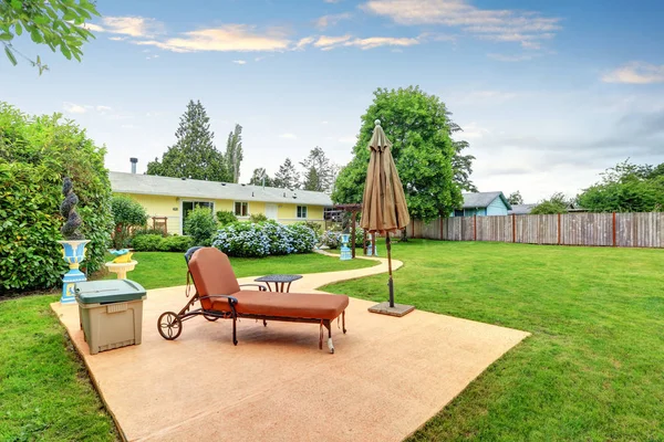 Zona de patio trasero bien diseñada con silla de salón . — Foto de Stock