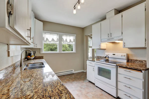 Enkla vita kök med granitbänkar — Stockfoto