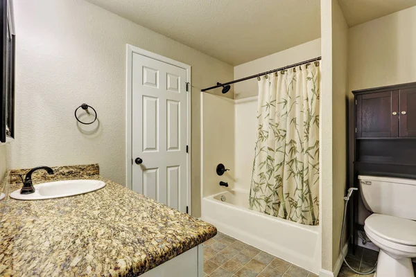 Typiska amerikanska badrum inredning i litet hus — Stockfoto