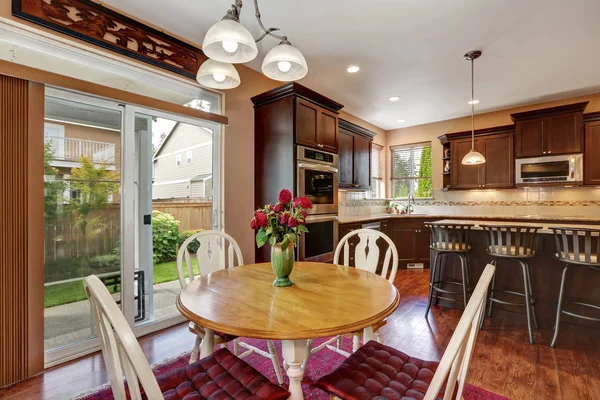 Cuisine confortable et salle à manger intérieur avec plancher de bois franc — Photo
