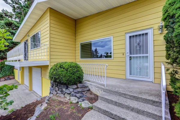 Casa exterior com lado amarelo clapboard — Fotografia de Stock