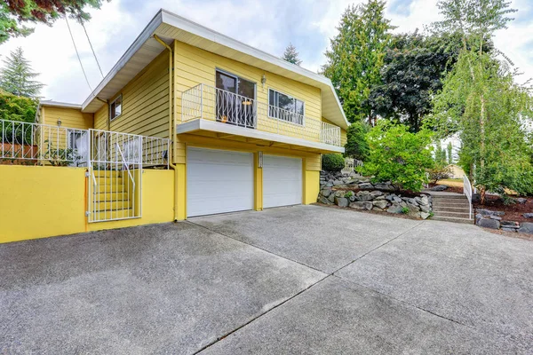 Зовнішній вигляд будинку з жовтим сайдингом з клавіатури — стокове фото