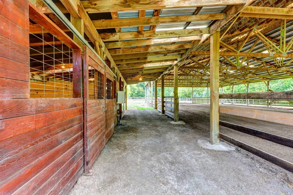 Lege houten gebouw met stallen op het platteland. — Stockfoto