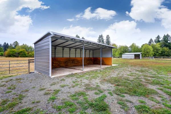 Lege stallen in het paard boerderij — Stockfoto