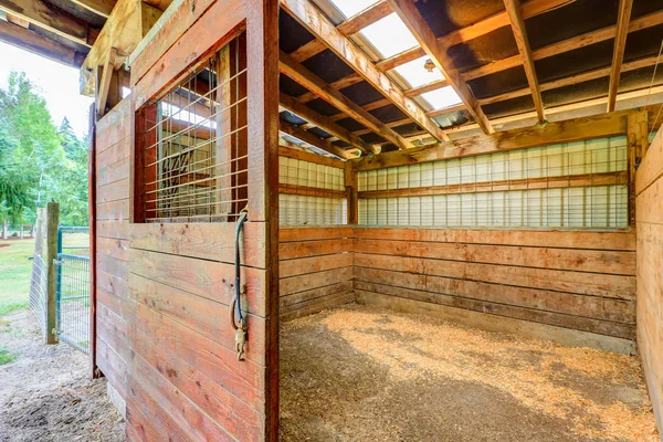 Pustej stajni w stodole drewniany koń. — Zdjęcie stockowe