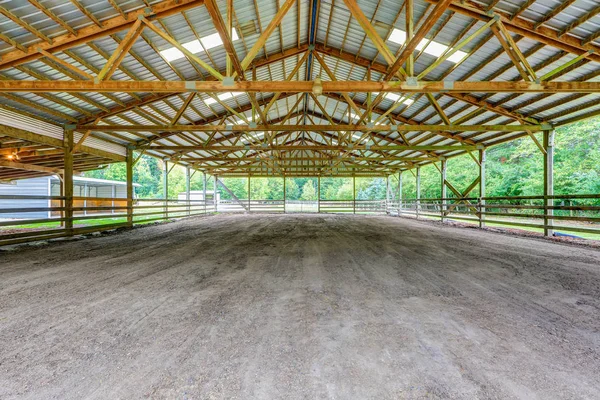 Empty paddock with shelter in the horse farm — Stock Photo, Image