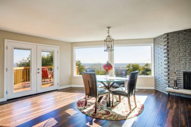 Ahşap döşeme ile parlak güneşli yemek odası