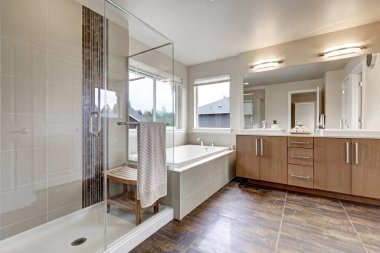 Beyaz modern banyo iç yepyeni evde.