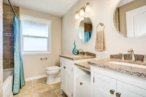 Dettaglio bagno. Vanity cabinet con doccia . — Foto Stock