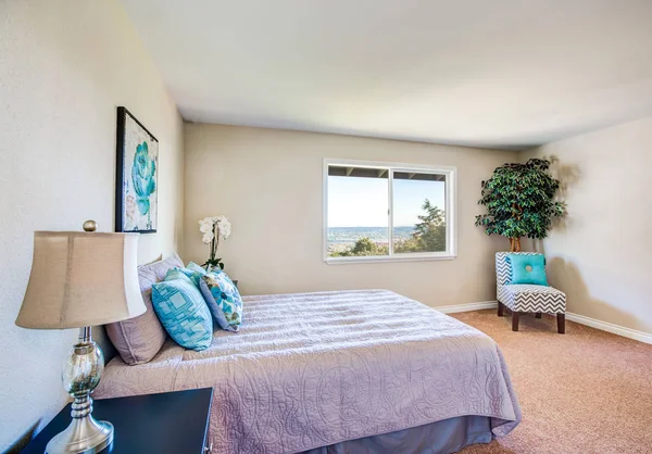 Dormitorio simplemente amueblado con almohadas de colores —  Fotos de Stock