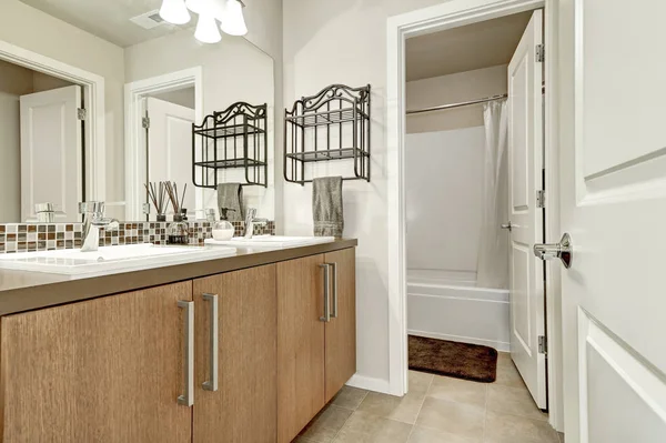 Salle de bain moderne blanche dans une maison flambant neuve . — Photo