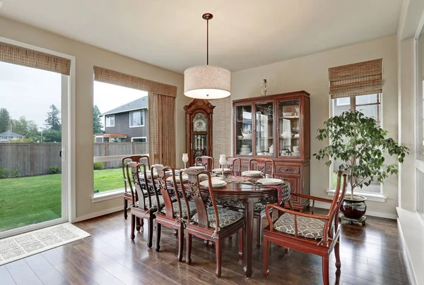 Intérieur classique de la salle à manger dans une maison de luxe — Photo