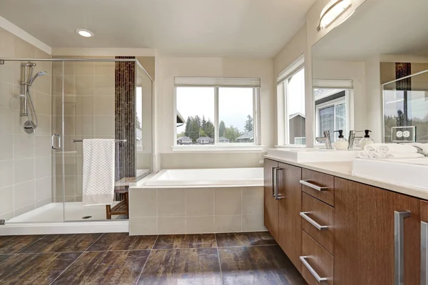 Λευκό μοντέρνο μπάνιο Εσωτερικών στο καινούργιο σπίτι. — Φωτογραφία Αρχείου